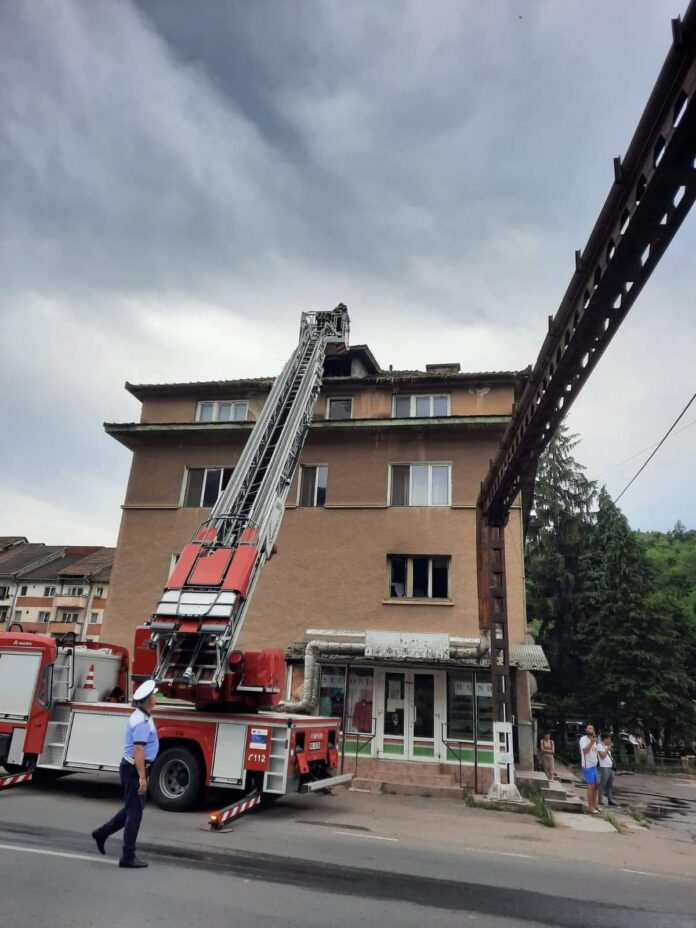 Incendiu într-un apartament din Gurabarza. Mai multe persoane, între care și copii, evacuate