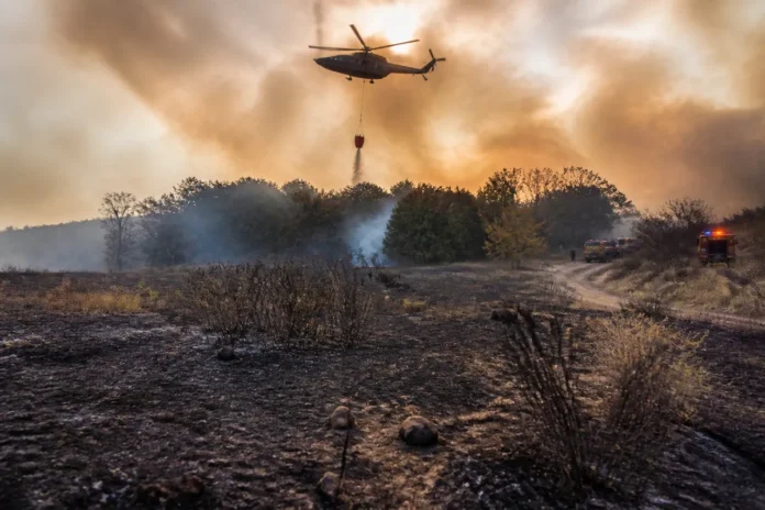 Elicopter Black Hawk mobilizat pentru stingerea incendiilor de vegetație din județul Hunedoara