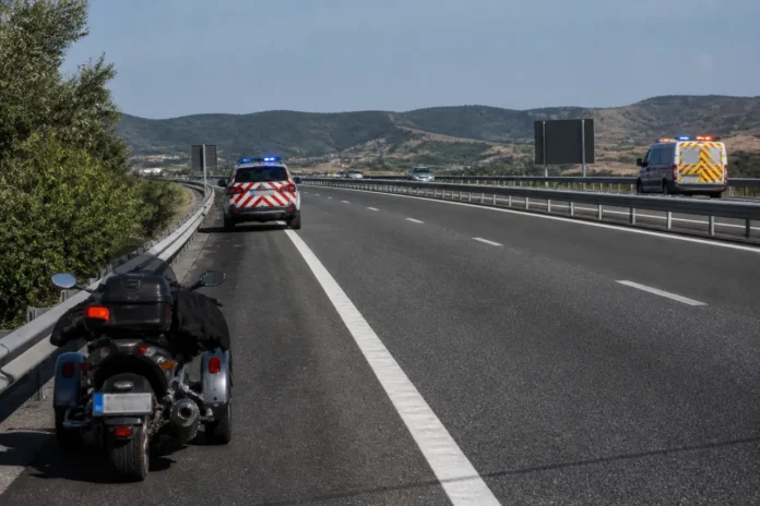 Triciclist oprit la timp pe A1, în zona Ilia. 19 apeluri la 112