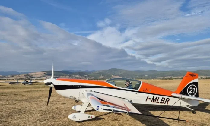 Piloții europeni au ajuns la Deva pentru campionatele de acrobație aeriană din 2026