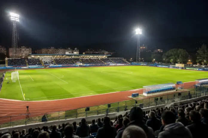 Corvinul are două dueluri pe stadionul din Petroșani cu Universitatea Cluj și Rapid