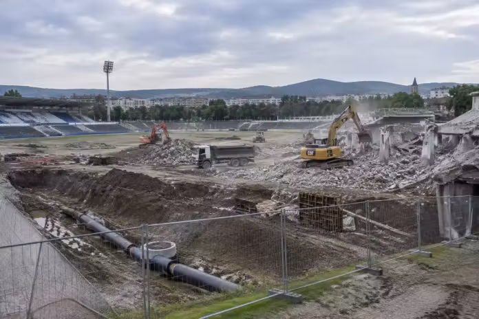 Demolarea stadionului Corvinul avansează. Constructorul poate începe noua arenă din Hunedoara