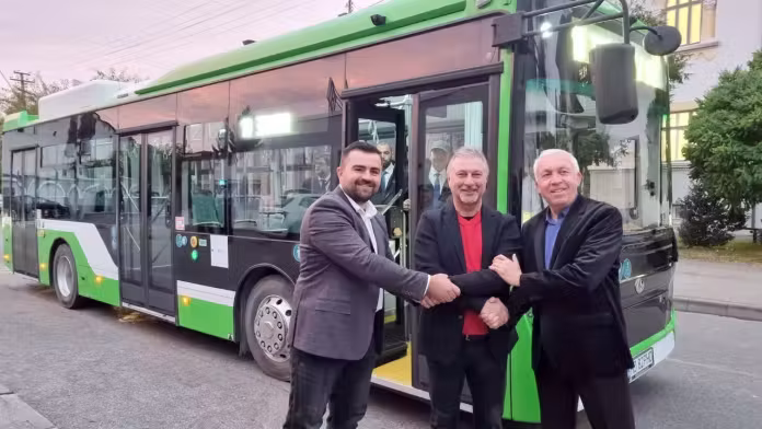 Hunedoara–Teliuc: patru autobuze electrice intră pe traseu, cu abonamente gratuite pentru elevi