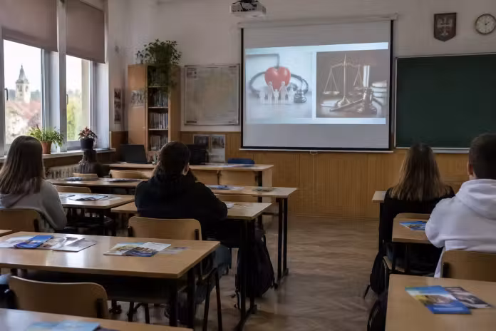 La Geoagiu, o lecție despre droguri și lege pentru liceenii de la „Alexandru Borza”