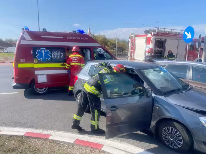 Mamă și copil răniți într-o coliziune produsă în sensul giratoriu de la Sântuhalm
