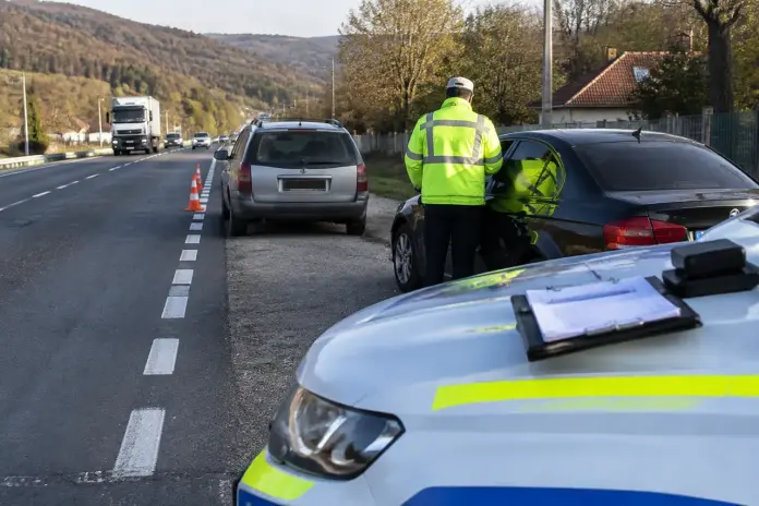 Mașini scoase ilegal în trafic, depistate de polițiști la Săulești și în Deva