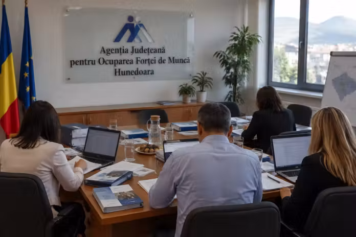 Primăriile din Hunedoara, implicate în identificarea tinerilor care au nevoie de sprijin