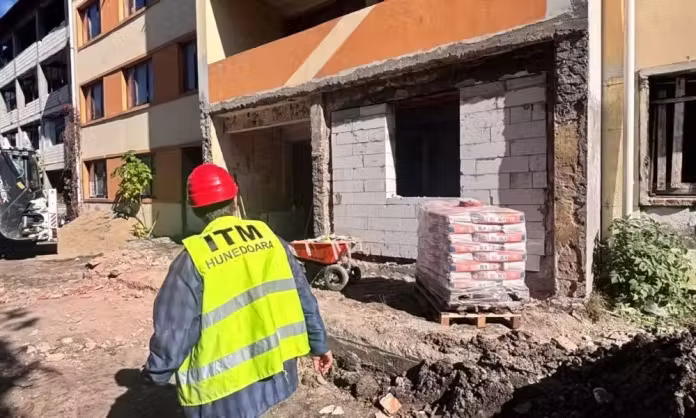 Trei muncitori fără contract, descoperiți de ITM Hunedoara pe șantierele din județ